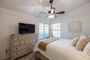 a bedroom with a bed and a flat screen tv at Glendale Sack in Glendale +39 photos