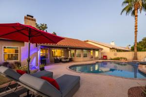 a house with a swimming pool with chairs and an umbrella at Glendale Sack in Glendale