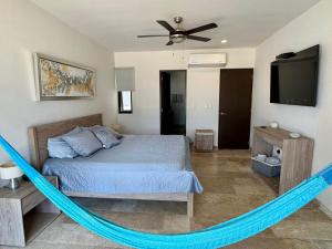 ein Schlafzimmer mit einem Bett, in dem sich eine Hängematte befindet in der Unterkunft Telchac Ocean Suite in Xtampú + 29 Fotos