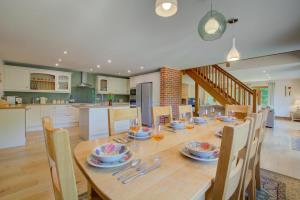 a dining room with a table and a kitchen at 4 Bed in Fakenham oc-1261 in Thursford