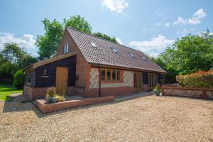 a small brick house with a gravel driveway at 4 Bed in Fakenham oc-1261 in Thursford