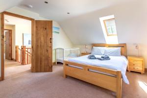 a bedroom with a bed and a wooden door at 4 Bed in Fakenham oc-1261 in Thursford