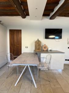 a dining room with a table and chairs at Casetta di pisolo in Pistoia