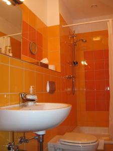 a bathroom with a sink and a toilet at Alte Lohnhalle - Industriekulturhotel in Essen