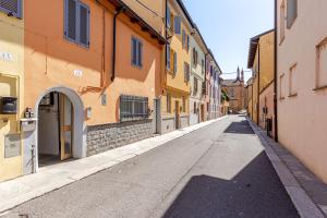 an empty street in an alley between buildings at Dimora Sant Anna in Piacenza