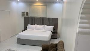 a bedroom with a bed with white sheets and pillows at شاليه سما in Taif +40 photos