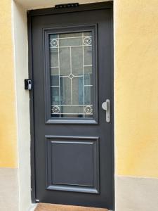 a black door with a window on a building at Gîte NAO in Serves-sur-Rhône