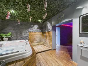 a jacuzzi tub in the middle of a room at L'instant secret in Berlaimont