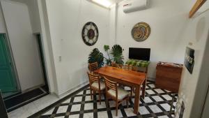 a dining room with a wooden table and chairs at Alojamiento Tía Silvia in San José