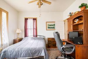 a bedroom with a bed and a desk and a chair at Cozy Cape Cod Bungalow King Queen WD Full Kitchen Wifi Desk in York