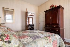 a bedroom with a bed and a dresser and a dresser at Cozy Cape Cod Bungalow King Queen WD Full Kitchen Wifi Desk in York