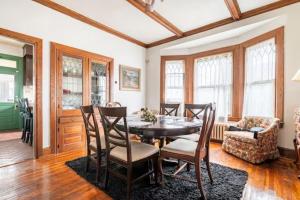 a dining room with a table and chairs at Cozy Cape Cod Bungalow King Queen WD Full Kitchen Wifi Desk in York