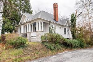 a white house with a chimney on top of it at Cozy Cape Cod Bungalow King Queen WD Full Kitchen Wifi Desk in York