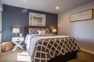a bedroom with a bed and a mirror on the wall at Scottsdale Camelback in Scottsdale +21 photos