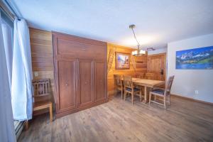 a dining room with a table and a dining room at Montezuma 1770 by SummitCove Lodging in Colorado in Keystone