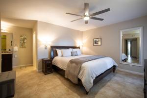 a bedroom with a bed and a ceiling fan at Scottsdale Miller in Scottsdale +24 photos