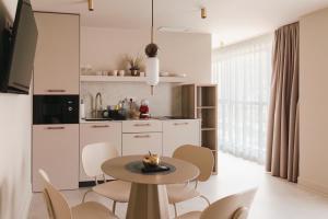 a kitchen and dining room with a table and chairs at A2B Collection Arena in Valencia