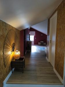 a hallway with a living room with a lamp on a table at Espaço Roteiro de Mimos in São Vicente Ferreira
