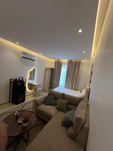 a living room with a couch and a bed at أستديو حديث عصري in Ath Thuqbah