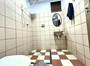 a bathroom with a toilet and a mirror at Unidade 2 - GoHost Suítes in Ribeirão Preto +30 photos