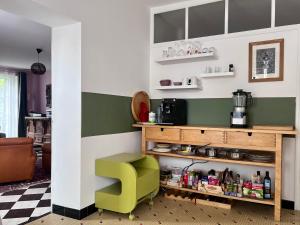 a kitchen with a green and white wall at Maisonnette Clisson quartier Trinité in Clisson