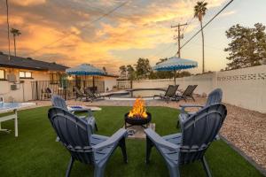 a group of chairs and a fire pit in a yard at Tempe Wesleyan in Tempe