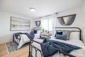 a bedroom with two beds and a window at Tempe Wesleyan in Tempe +57 photos