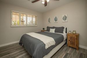 a bedroom with a large bed and a window at Scottsdale Osborn in Scottsdale +23 photos