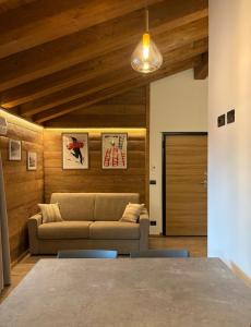 a living room with a couch and a table at LA CASETTA - Appartamento CERVINO in Torgnon