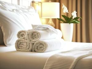 a pile of towels sitting on top of a bed at Terra Vista Hotel in El Guayabo +29 photos