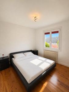 a bedroom with a bed and a window at maison moderne en face de la mer in Arès