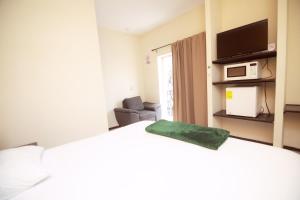 ein Hotelzimmer mit zwei Betten und einem Fernseher in der Unterkunft Nova Departamentos in Cadereyta Jiménez + 1 Foto