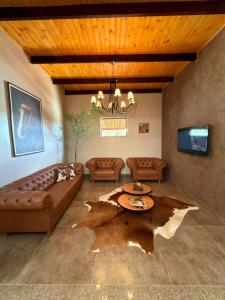 a living room with a couch and a table at The Barn Experience - Mantiqueira in Sylvestre Ferraz