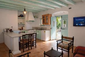 a kitchen with a table and chairs in a room at Incavo in Potamós