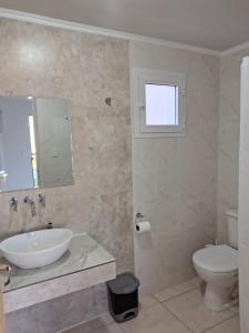 a bathroom with a sink and a toilet at Hospedaje Diente de Leon in Ataliva Roca