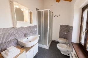 a bathroom with a sink and a shower and a toilet at Agriturismo Il Vecchio Scornabecco in Senigallia