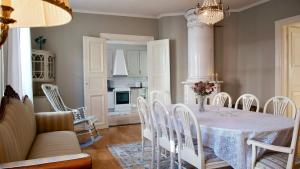 a dining room with a white table and chairs at Storgatan 30 i centrala Vimmerby in Vimmerby