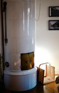 a corner of a room with a tub and a table at Storgatan 30 i centrala Vimmerby in Vimmerby +20 photos