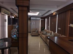 a lobby with couches and a living room at Hotel Lujain Al Dhahabi Star in Al ‘Awālī