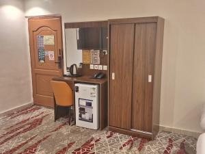 a room with a kitchen with a counter and a desk at Hotel Lujain Al Dhahabi Star in Al ‘Awālī +4 photos