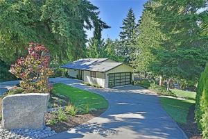 a driveway leading to a small building with a garage at The Perch at Eagle Harbor in Bainbridge Island