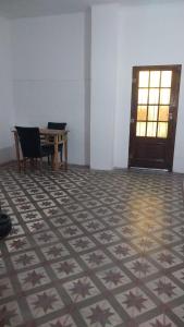 a room with a table and chairs and a door at Hospedaje "Doña Tomasa" -A 15 minutos del aeropuerto -Parking in Ezeiza