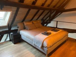 a bedroom with a bed with two hats on it at Hoeve 't Peerdeke in Breda
