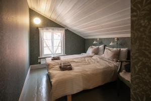 a bedroom with a large bed in a room at Gården in Östersolf