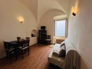 a living room with a couch and a table at Casa Leon in Sperlonga