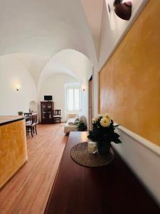a living room with a vase of flowers on a table at Casa Leon in Sperlonga