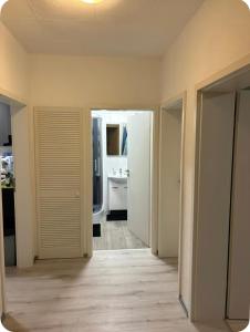 an empty room with a hallway with a bathroom at Mitte Drin! Nahe Düsseldorf in Hilden