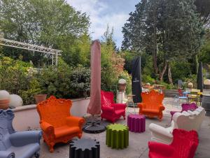 a group of chairs sitting on a patio at Hostelry restaurant privé in Écully