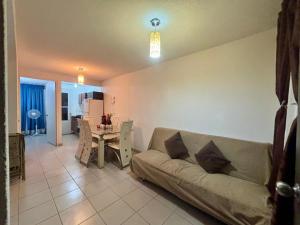 a living room with a couch and a table at Casa Real Santa Fe Cuernavaca in Atlacholoaya