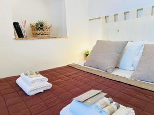 a bedroom with a bed with towels on it at Casa Leon in Sperlonga
